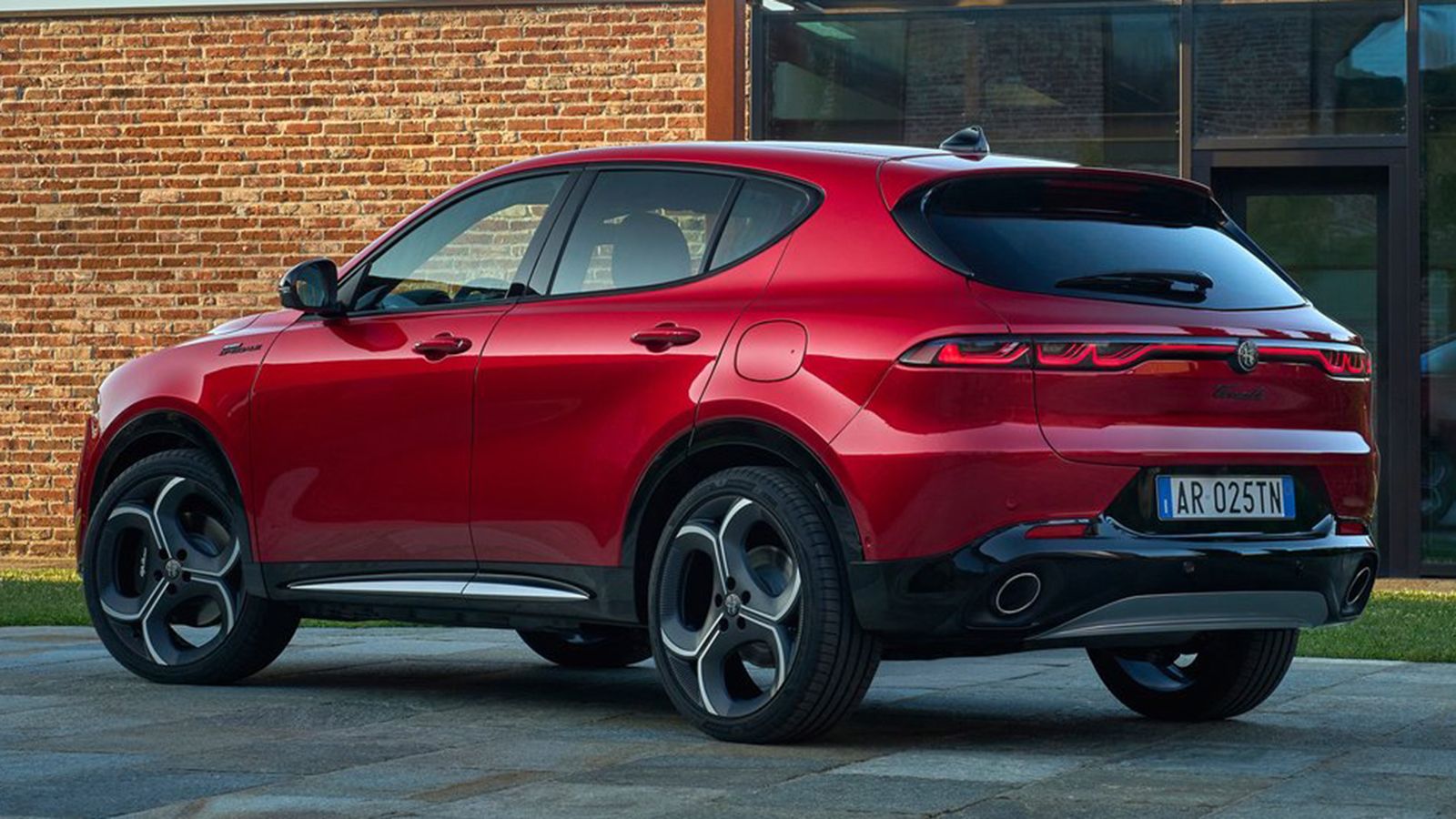 Η ανανεωμένη Alfa Romeo Tonale Ibrida αποδίδει μέγιστη συνδυασμένη ισχύ 175 ίππων, ενώ μπορεί να κινηθεί αμιγώς ηλεκτρικά σε συνθήκες χαμηλού φορτίου 